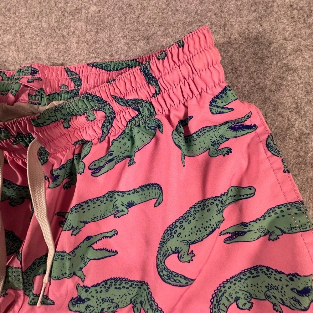 Chubbies Swim Trunks Medium Pink Mens Alligator Print Swimwear Pool Summer